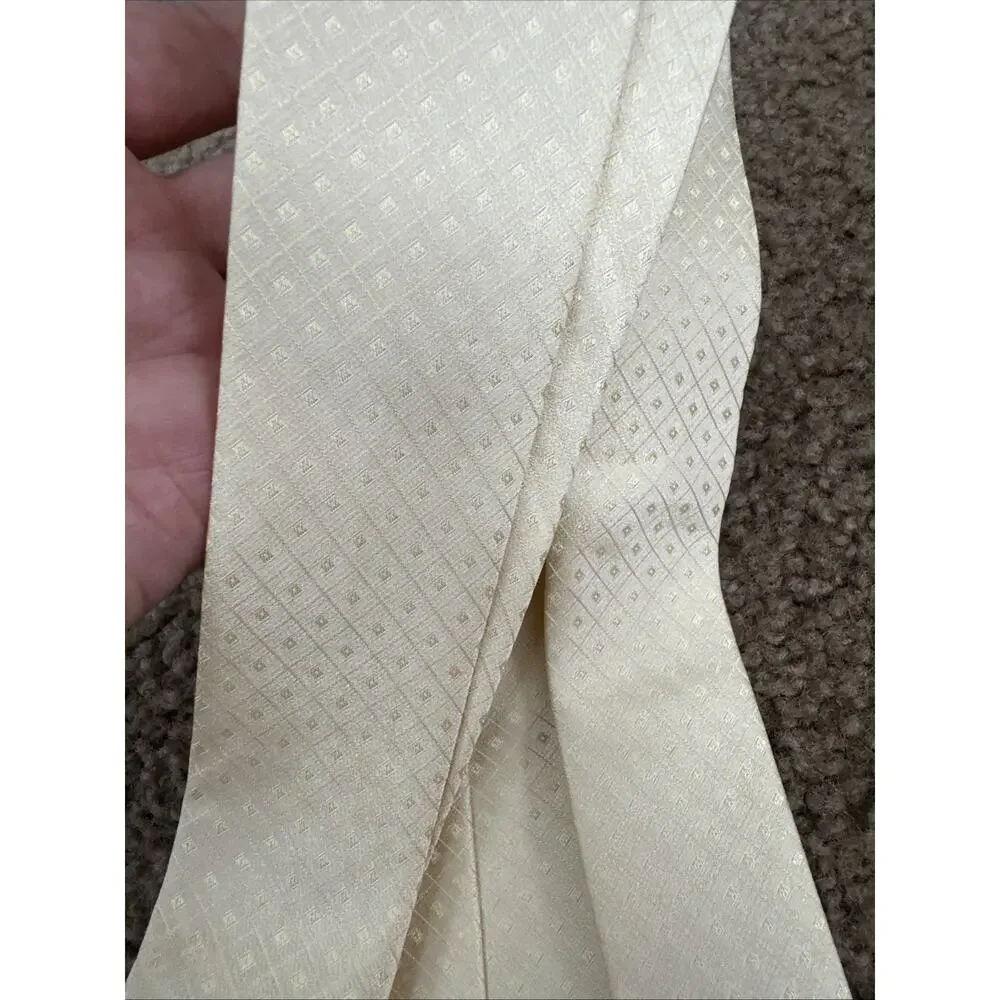 NWT Calvin Klein Men’s 100% Silk Ivory Golden Off White Tie